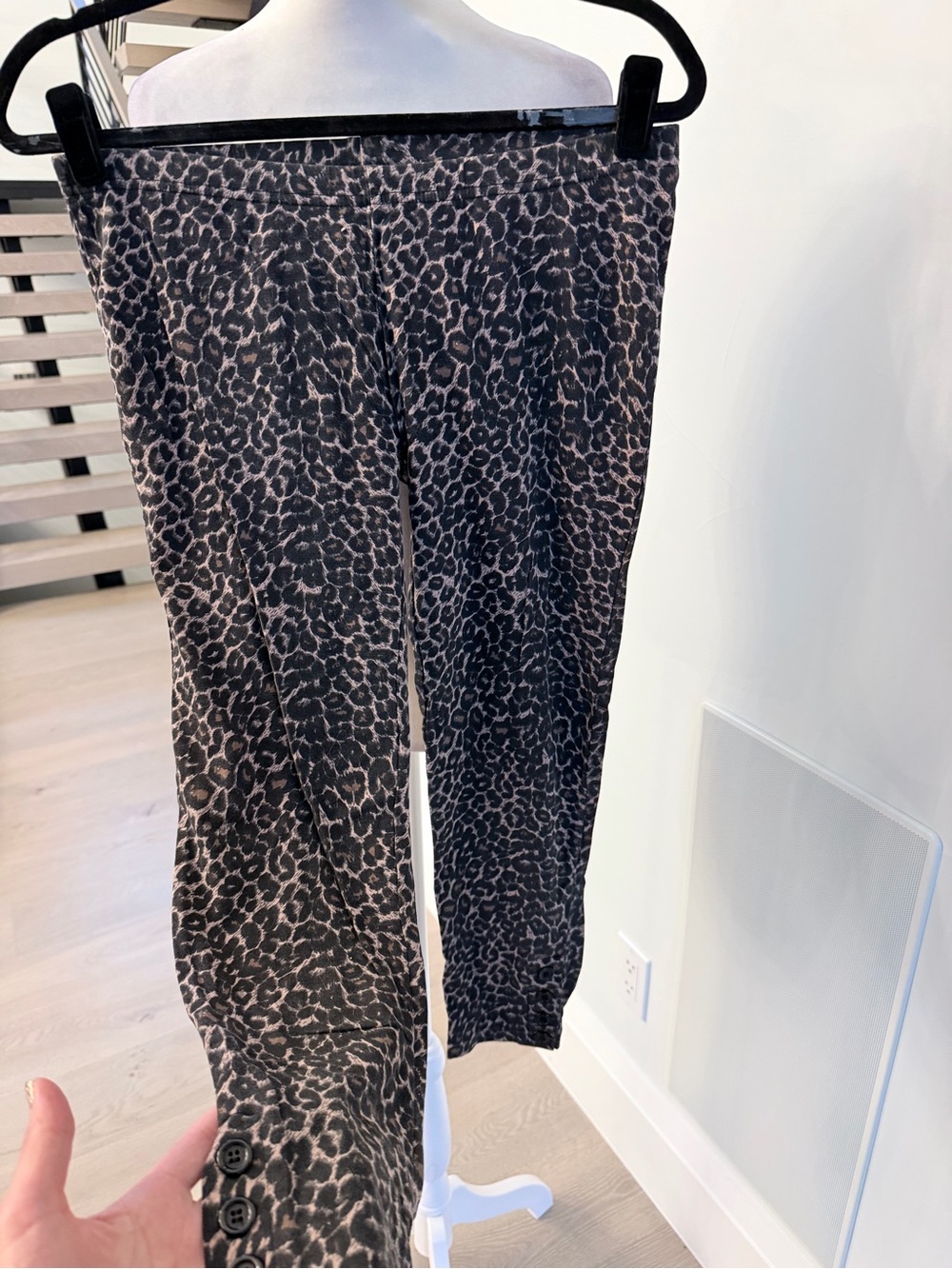 Leopard Print Pull-On Capri Leggings size L length (outseam) 29”